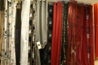 Rideaux prêts à poser le coin rouge et gris